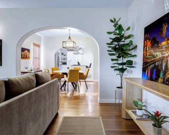 La Casita- a luxury cottage home located in the heart of San Antonio- sleeps 6-8 - San Antonio - Living room