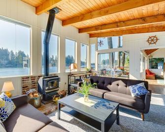 Gorgeous Allyn Getaway - No-Bank Waterfront! - Allyn