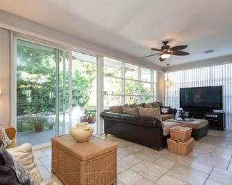 Charming gem next-door to Universal Studios Hollywood - Los Angeles - Living room