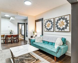 Walkable Location: Welcoming Unit in Omaha - Omaha - Living room