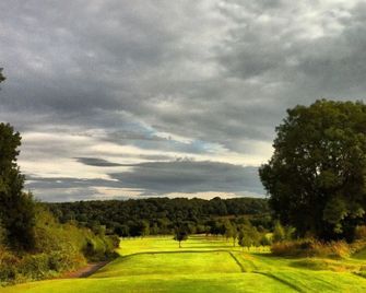 Tall Pines Lodges - Bristol - Outdoor view