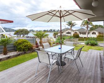 Tairua Shores Motel - Tairua - Uteplats