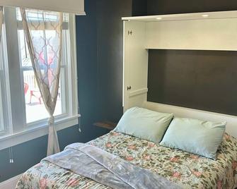 Cozy 3-bedroom cottage right off campus with stunning view of Radford University - Radford - Bedroom