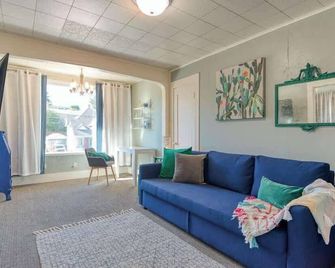 #stayinmydistrict Heritage House Suite - Coos Bay - Living room