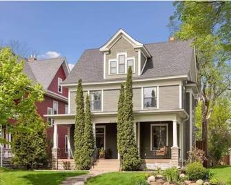 Luxury 6BR / 5FB with large Steam Sauna Retreat by Lake Bde Maka Ska. - Minneapolis - Building