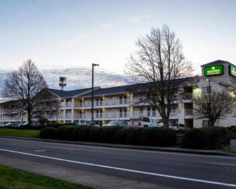 HomeTowne Studios by Red Roof Salem, OR - Salem - Bygning