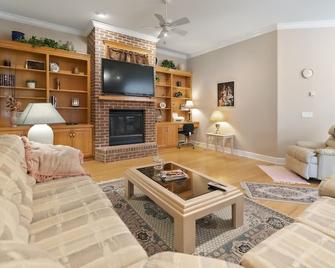 Dimj Guesthouse Location #1 - Starkville - Living room