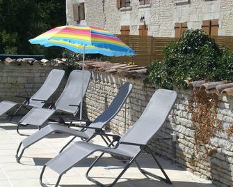 Helianthus Superb Gite with use of lovely safe pool - Vallans - Patio