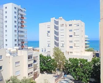 5 min to the Beach Holiday Shared Apartment - private ROOM in 3 bdr Apt - Λάρνακα - Κτίριο