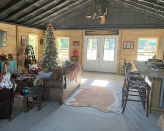 Charming farmhouse in delightful Brantley with AC - Brantley - Living room