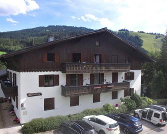 Cosy studio with a balcony - Dienten am Hochkonig - Budova