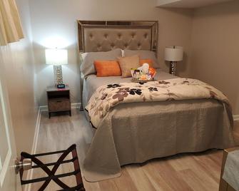 Retreat on Sage Brush Court (Basement Suite w/private entrance) - Severn - Bedroom