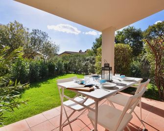 Residence in Costa Rei just 450 meters from the beach, apartments with air conditioning and outdoor private area - Costa Rei - Patio