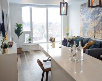 Stylish Downtown - 1br Condo - Superb Views - Kitchener - Dining room