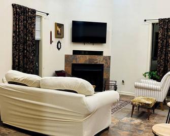 Charming Country Cottage 2-bedroom house - Merryville - Wohnzimmer