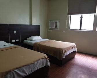 OYO 1011 First Hotel - Manila