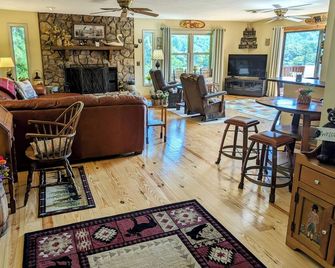 Spectacular Mountain and Golf Course Views. Perfect for Families and Foursomes! - Dillard - Huiskamer
