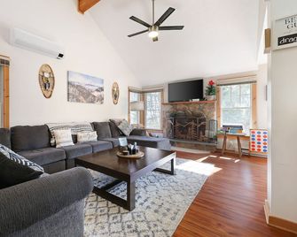 All 5-Star Reviews! Walk to the Mtn! Camelback Mtn Trailside Retreat! - Tannersville - Huiskamer