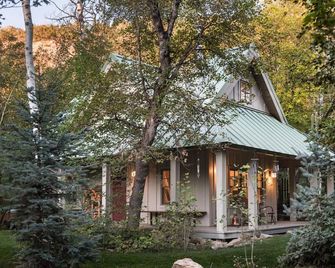 25-Bed, Amenity-Rich Estate in a Private Forest - Mount Pleasant