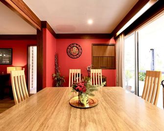 Palm Springs Resort Style Estate - 9 Bedrooms, 2.5 Acres, Pool, Spa, Games Room - Brookfield - Sala de jantar