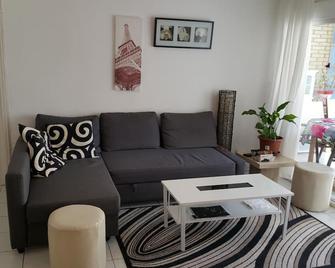 Seafront Charming Albir Apt (next To Altea, Benidorm); Wifi, AC, Golf, Sea Views - L'Alfàs del Pi - Living room