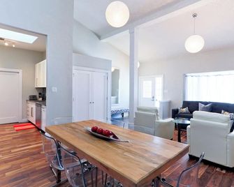 Boardwalk Homes - Vacation Homes & Executive Suites - Kitchener - Dining room