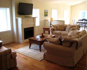 Spacious Vacation Rental with Expansive Grounds on an Old Plantation near Aiken, South Carolina - Aiken - Living room
