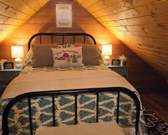 \'Cozy Winter Cabin for Two\' in Smoky Mtn Tourist Area - Dandridge - Bedroom