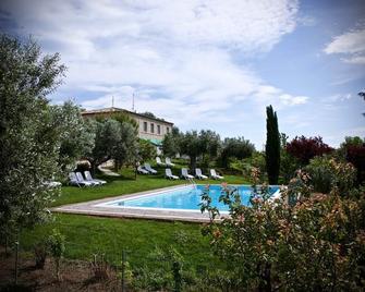 Agriturismo Case al Sole - Loreto - Басейн