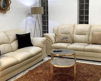 Cozy 1BR Retreat, Steps to Sand - Sousse - Huiskamer