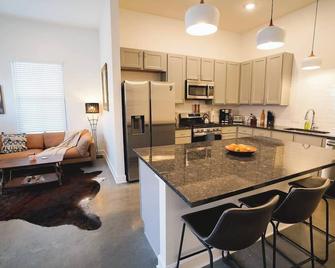 Canyon Stop - Lawrence - Kitchen
