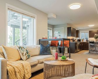 ️️180° Valley Vista - 1g Fast Wifi | Pet-Friendly | Powerful Ac | Scenic Trails - Chilliwack - Living room