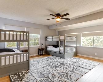 Charming 5 Bedroom Granada Hills House with Pool - Los Angeles - Bedroom