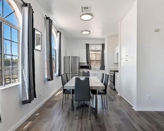 Lovely gated 3bedroom & 2 bath unit near Universal studio and Hollywood - Los Angeles - Dining room