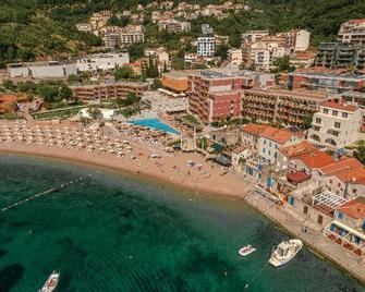 Apartments Raymond - Sveti Stefan - Strand