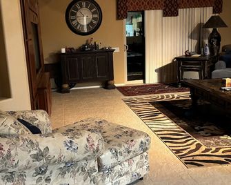 Spacious 3 bedroom home equipped with a private pool to beat the Arizona heat! - Gold Canyon - Sala de estar