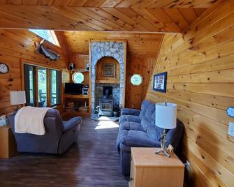 Peace And Quiet On The Lake - Becket - Sala de estar