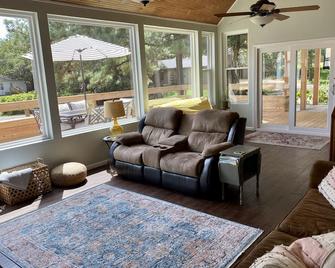 Cozy Lakeside Villa - Eufaula - Living room