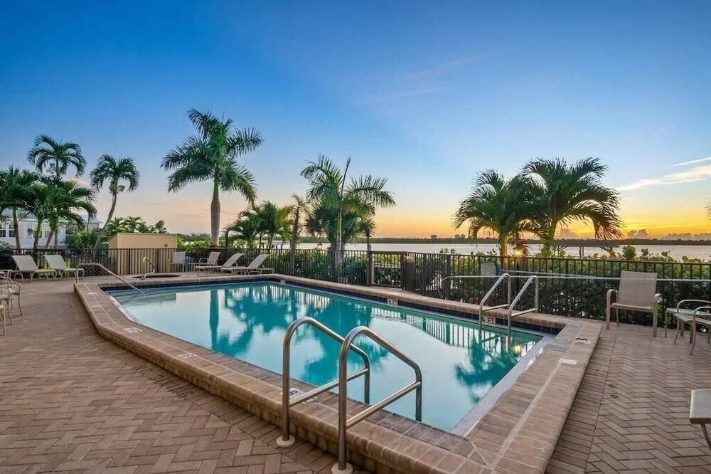This charming resort is in enchanting Marco Island with AC, WiFi, and 2 TVs - Marco Island - Pool