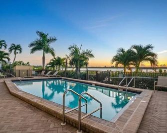 This charming resort is in enchanting Marco Island with AC, WiFi, and 2 TVs - Marco Island - Pool
