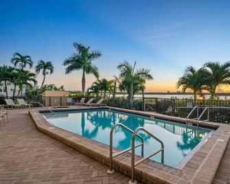This charming resort is in enchanting Marco Island with AC, WiFi, and 2 TVs - Marco Island - Pool