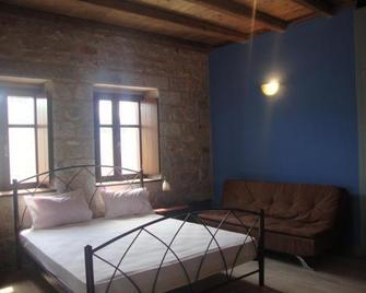 Koukouri Suites - Areopoli - Slaapkamer