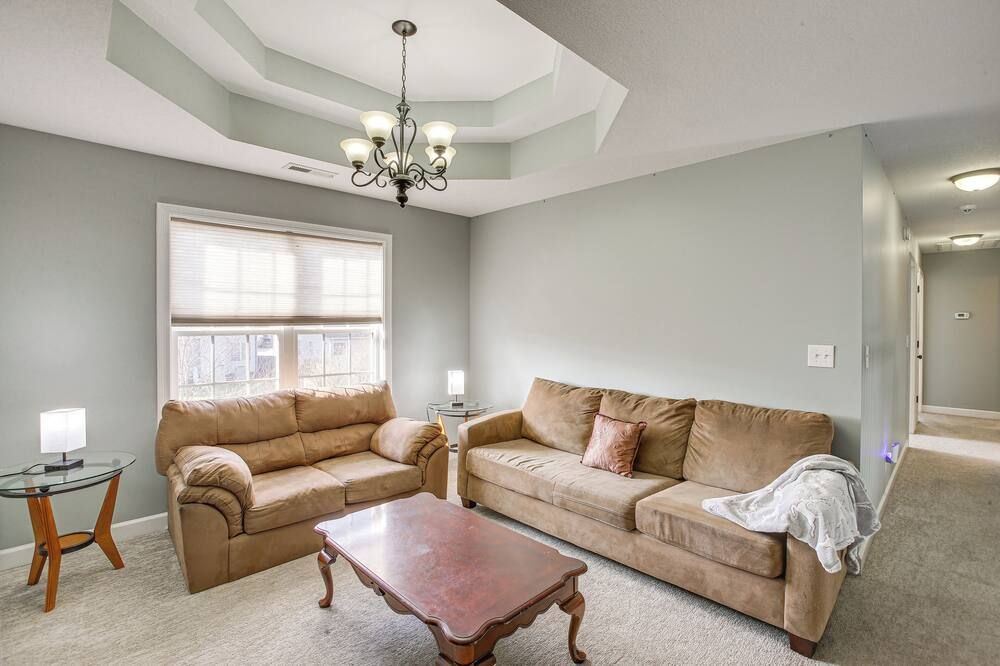 Large Clarksville Family Home ~ 4 Mi to Speedway! - Oak Grove - Obývací pokoj