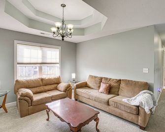 Large Clarksville Family Home ~ 4 Mi to Speedway! - Oak Grove - Living room