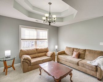 Large Clarksville Family Home ~ 4 Mi to Speedway! - Oak Grove - Obývací pokoj