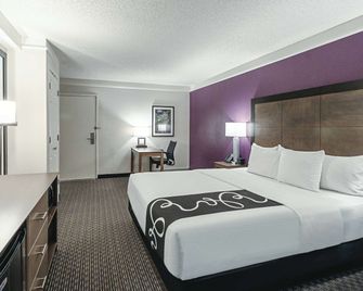 La Quinta Inn & Suites by Wyndham Lubbock West Medical Center - Lubbock - Bedroom