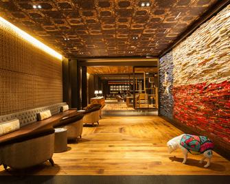 The George - קולג' סטיישן - לובי