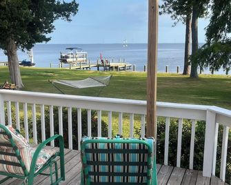Waterfront home w/ private 43 ft pier & GameRoom!! fantastic views! - Roper - Balkon