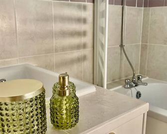 Carrow Cottage - Ironbridge - Bathroom