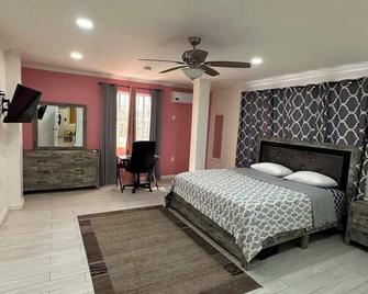 Celebrity Suite - 3 Bedroom - Albion - Bedroom